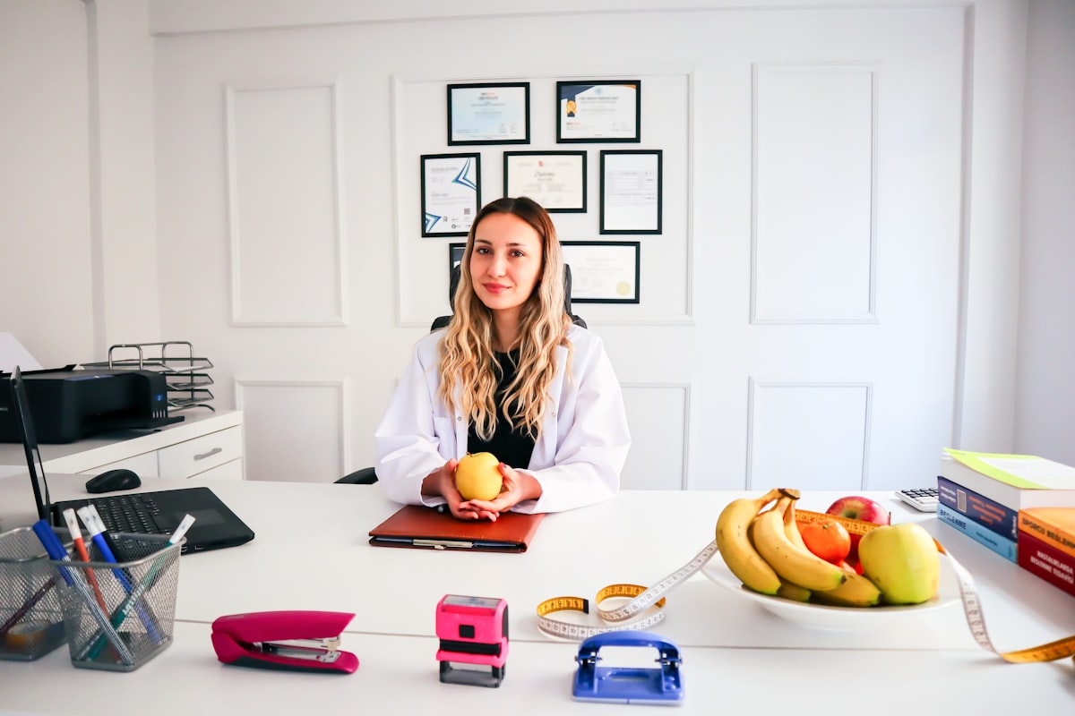 Nutritionist consultation with client